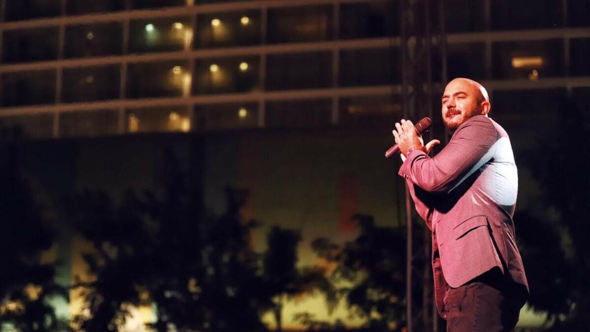 تعرض أحد معجبي محمود العسيلي لموقف محرج حين رفض الأخير التقاط صورة معه قائلًا: "حضرتك معاك واسطة أو حاجة أو جامد جدًا مثلا؟، إنت بتحبني وكل الناس دي بتكرهني مثلا.. يعني لو اتصورت مع حضرتك مش لازم أتصور مع كل الناس دي صح ولا أنا غلطان؟".