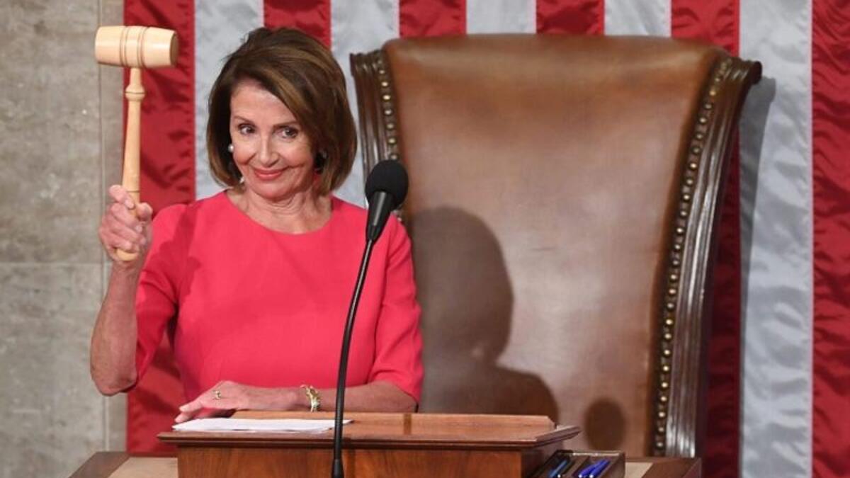 نانسي بيلوسي: هي الرئيسة الثانية والخمسين لمجلس النواب الأمريكي. يجعلها الدور هي أعلى امرأة منتخبة في البلاد والثانية في منصب الرئاسة. بدأت ولايتها الثالثة كمتحدثة في عام 2019 ؛ شغلت منصبًا سابقًا في الفترة من 2007 إلى 2011. في عام 2019 ، بدأت إجراءات الإقالة الرابعة على الإطلاق في تاريخ الولايات المتحدة ضد الرئيس دونالد ترامب. في عام 2013 ، تم تجنيدها في قاعة مشاهير المرأة الوطنية في حفل أقيم في شلالات سينيكا.