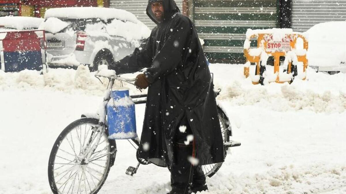 Heavy Snowfall in India Closes Highways and Cancels Flights