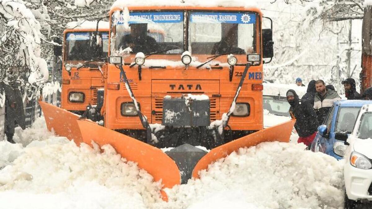 Heavy Snowfall in India Closes Highways and Cancels Flights