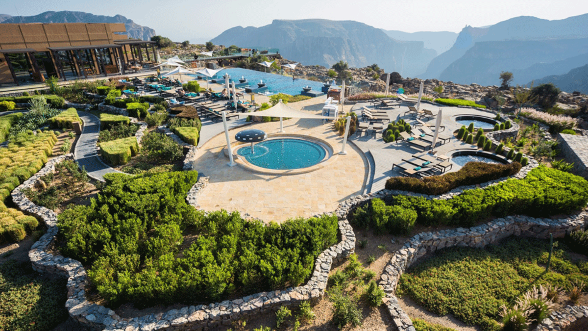 6. منتجع أنانتارا الجبل الأخضر (عمان):  يشكل المنتجع بموقعه الممتاز في قلب الجبل الأخضر نقطة انطلاق ممتازة لاستكشاف نزوى. يحظى هذا الفندق ذو 5 نجمات بمكان ممتاز يسمح بالوصول إلى المعالم السياحية الأكبر في المدينة، فهو يبعد مسافة 57كم عن صخب المدينة. يوفر الفندق بفضل موقعة الجيد وصولاً سهلاً إلى أهم معالم المدينة.