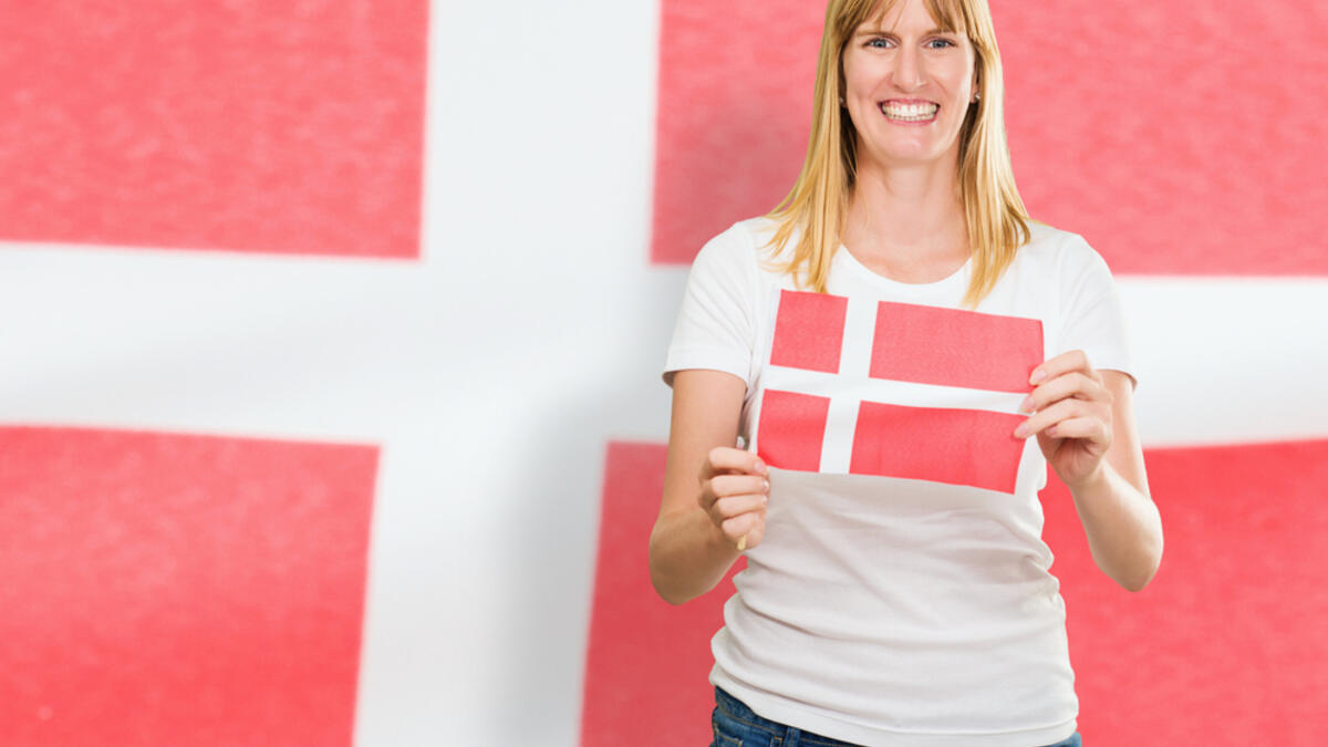 2. تعد الدنمارك من الدول التي لديها أقل معدلات عدم المساواة في الدخل. وعندما يتعلق الأمر بالمساواة بين الجنسين ، تلعب النساء دوراً بارزاً في الأعمال التجارية ، بينما يشارك الرجال في تربية الأطفال.