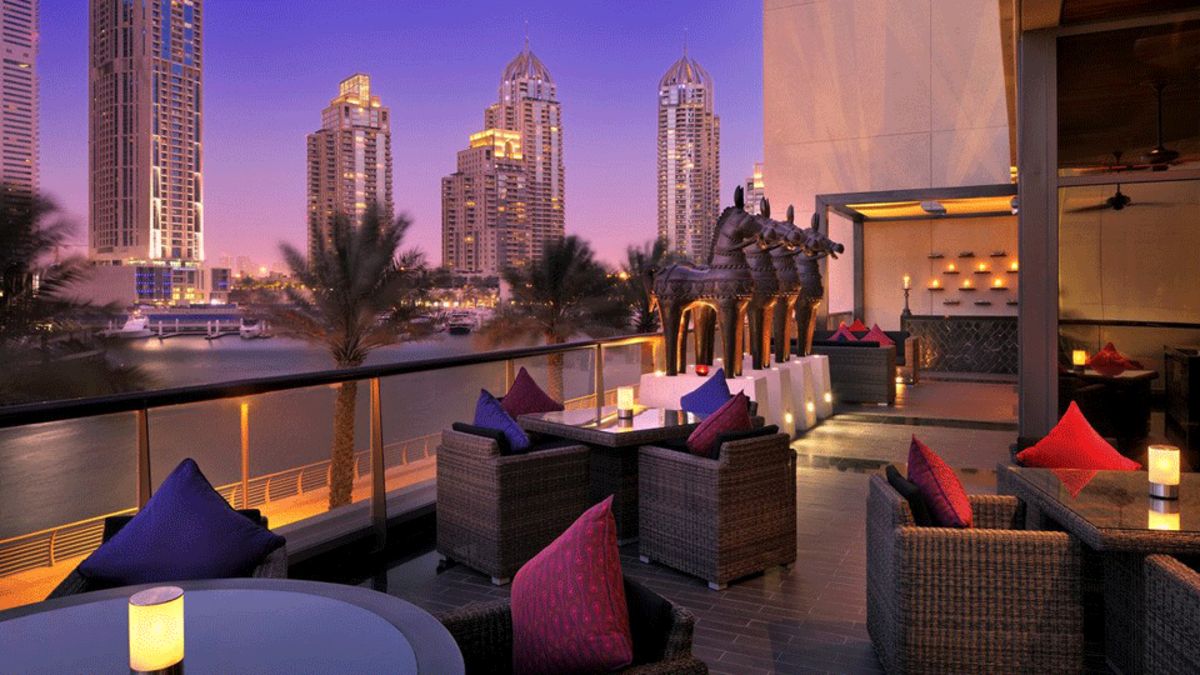 7. جروسفينور هاوس (الإمارات): يقع هذا الفندق الفاخر في برجين شاهقين يطلان على مرسى دبي ، على بعد 4 دقائق سيراً على الأقدام من محطة مارينا بروميناد للعبارات و 10 كم من مول الإمارات.