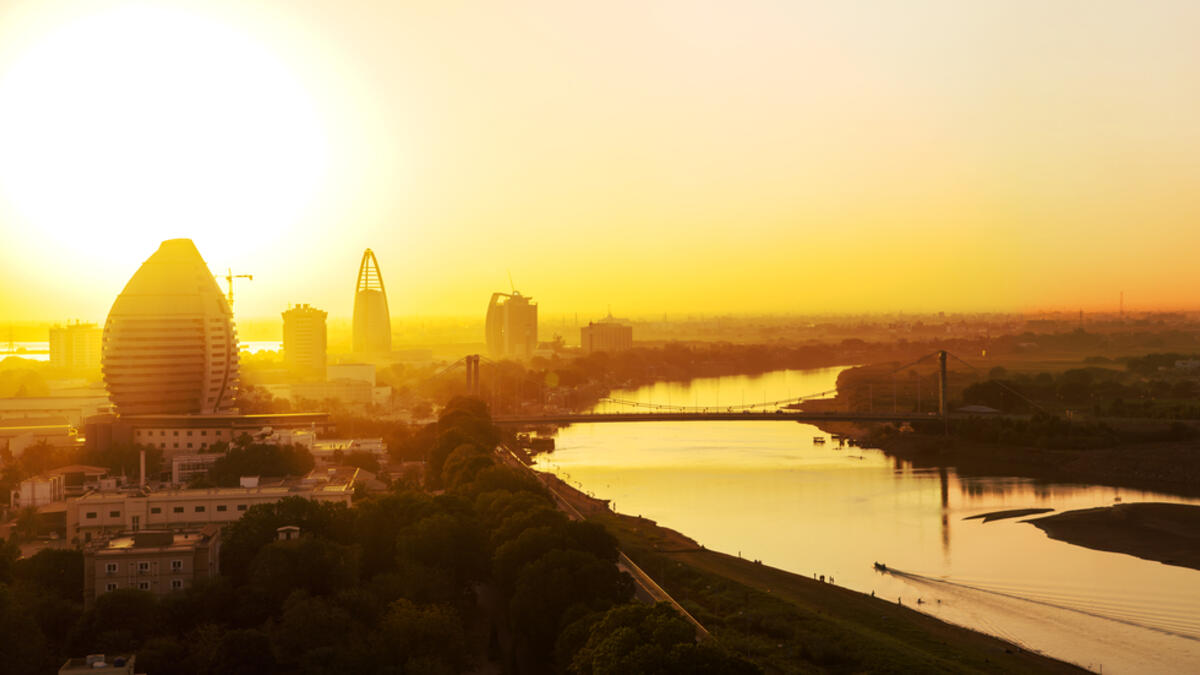 16. السودان: الظروف السياسية الحرجة للسودان أثرت على اقتصادها. انخفض نصيب الفرد من الناتج المحلي الإجمالي هذا العام إلى 4.09 ألف.