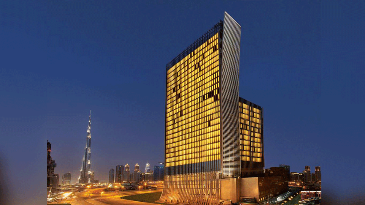 3. ذا فندق أوبروي دبي (الإمارات): يقع هذا الفندق الفاخر في مبنى شاهق من الزجاج مطل على برج خليفة ، على بعد 3 كم من دبي مول و 4 كم من عروض المياه في نافورة دبي.