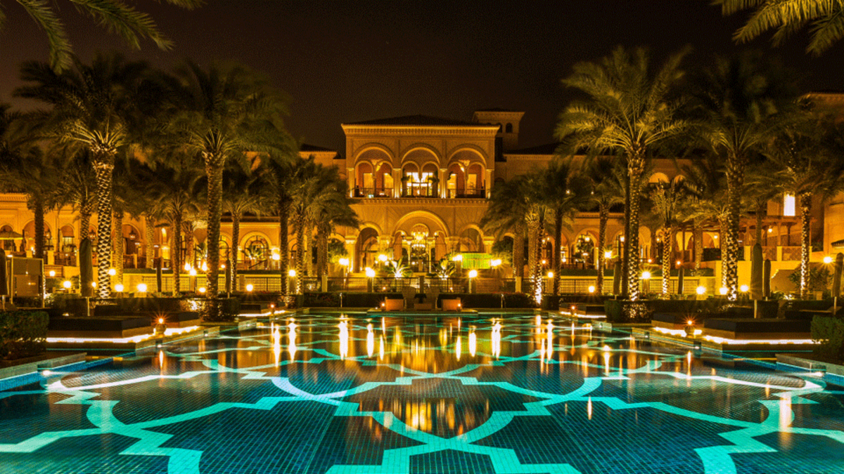 1. ون آند أونلي جزيرة النخلة (الإمارات): يقع هذا المنتجع الفاخر في الخليج في شبه جزيرة على شاطئ البحر في جزيرة نخلة جميرا الرائعة ، ويضم حدائق وقصور وفيلات.