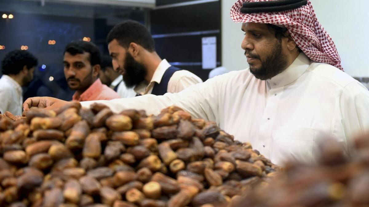 Saudis shop for dried dates in the Saudi coastal city of Jeddah on May 3, 2019, ahead of the Muslim holy fasting month of Ramadan.  Amer HILABI / AFP