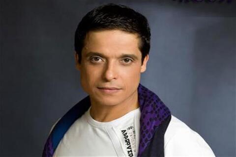 رامي صبري يجهش بالبكاء خلال حديثه عن الراحل عامر منيب 