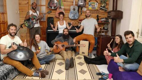 Turkish Musician Invites Seven Stranded Tourists to Stay in His Home