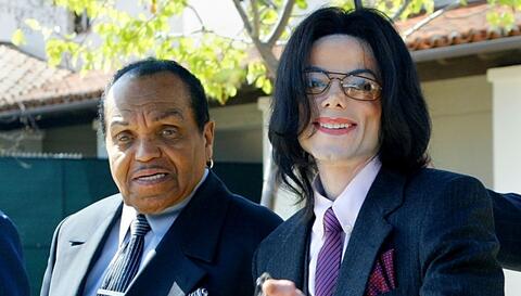 طقم أسنان وقطارة وريدية ملطخة بالدم.. شاهد أغرب ما عرض في المزاد العلني من ممتلكات مايكل جاكسون