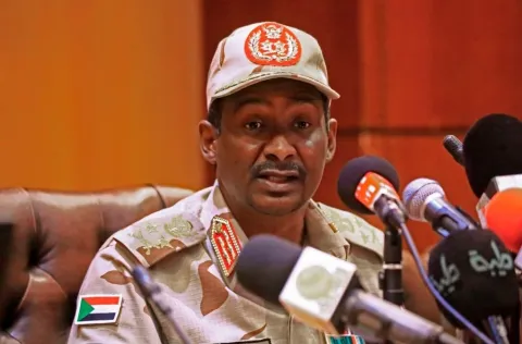 البرهان: لن نسلم السلطة بالسودان إلا بانتخابات أو توافق
