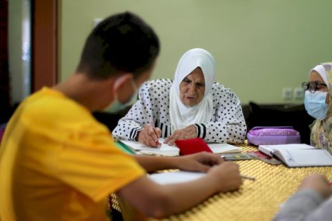 العلم لا يشيخ صاحبه.. مدرسة ثمانينية تساعد طلبة غزة على التعلم عن بُعد من منزلها