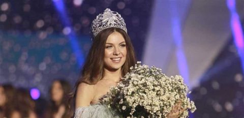 ملكة جمال لبنان مايا رعيدي تشجع السياحة في بلدها بإطلالة جريئة في المتحف الوطني (صور)