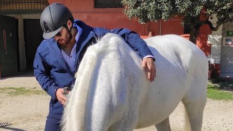 Super Sandokan! Can Yaman Applies a Crazy Stunt and Sets His Arms on Fire! Watch