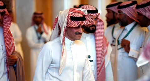 دبدوب ضخم يجوب شوارع كاليفورنيا.. ما القصة؟