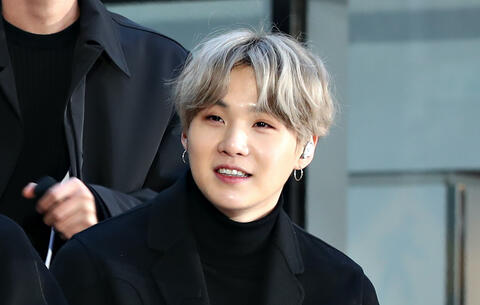 عضو فرقة BTS يتعرض لهجوم بسبب صورته في أمريكا.. أين القناع؟