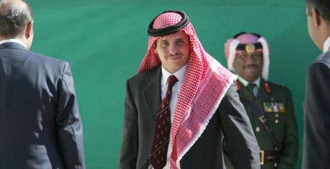الأمير حمزة يرتدي ربطة عنق والده الملك حسين في أول ظهور علني له الى جانب شقيقه
