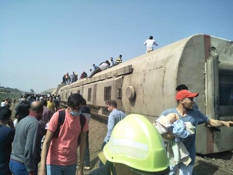 Train Derails in Cairo, 9 Dead and 100 Injured 