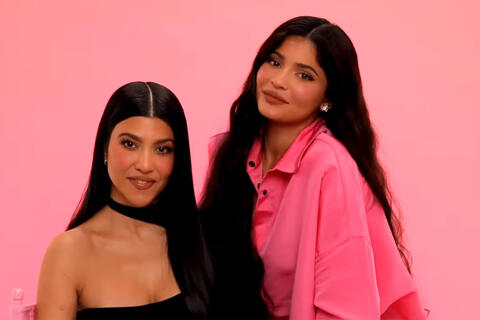 كورتني كارداشيان تستعرض مفاجآت عيد ميلادها.. وباقة زهور على شكل جمجمة تثير الدهشة!