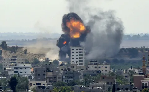 Israel, Hamas Trade Airstrikes Amid International Call for Ceasefire