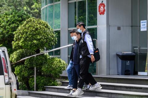 Hong Kong Police Raid Apple Daily, Arrests Pro-democracy Journalists