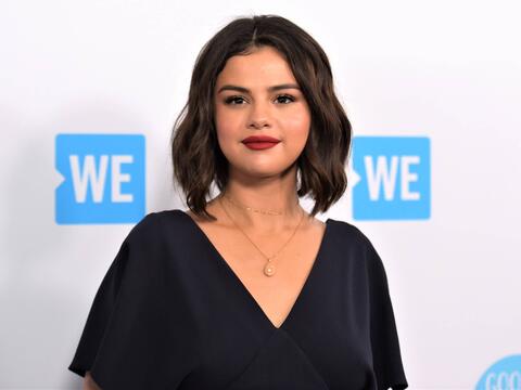 سيلينا غوميز بإطلالة ميتاليك ذهبي.. وتعترف