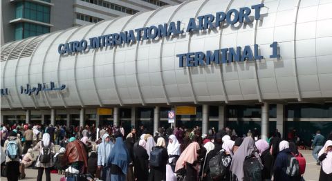 القبض على متحرش تسبب بأزمة في مطار القاهرة (فيديو)