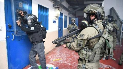 التنكيل بأسير فلسطيني وربطه عاريا بالسرير 12 ساعة