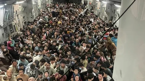 إجلاء 16 ألف شخص من مطار كابول خلال 24 ساعه