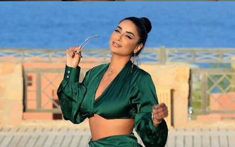 جوري بكر وشقيقتها بفعل فاضح.. قبلة على شفاه تثير غضب رواد مواقع التواصل