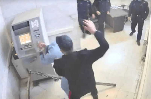 الامن الايراني يحقق ويعتقل شخصيات في قضية السجون