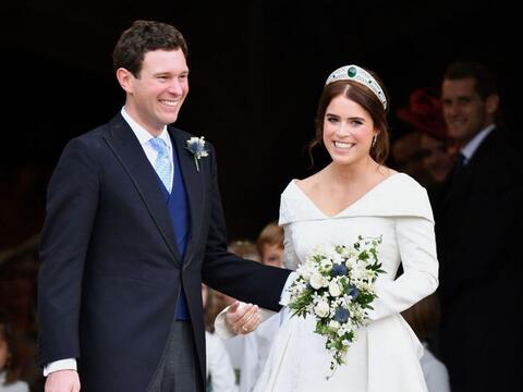 إن غاب القط إلعب يا فار.. زوج الأميرة يوجيني برفقة ثلاث فتيات!