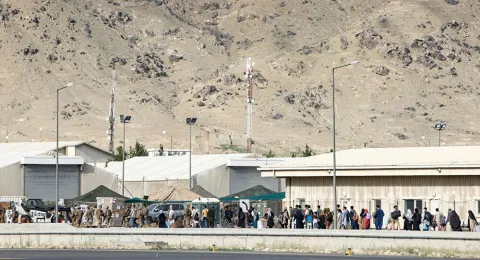 ضحايا جراء انفجار هز محيط مطار 