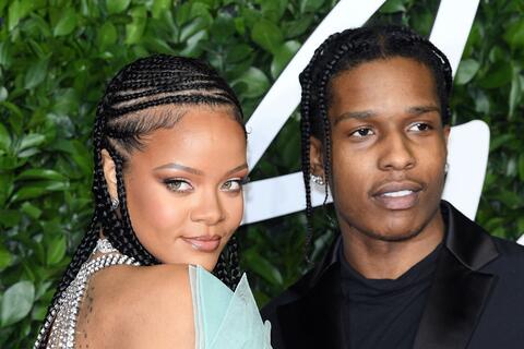 ريهانا بإطلالة مثيرة باللانجوري الأسود خلال حفل عرض  Savage X Fenty في نيويورك!