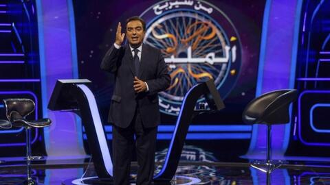 زوجة أحمد سعد تقبل يده على الهواء مباشرةً.. والجمهور 