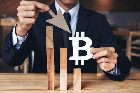 أسعار العملات الرقمية اليوم…موجة بيع تهوي بالأسعار 