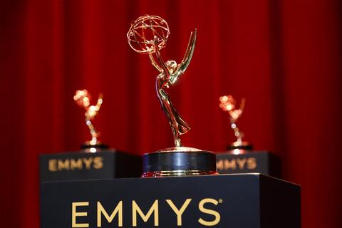 أجمل إطلالات النجمات على السجادة الحمراء في حفل Emmys 2021.. وكاثرين زيتا جونز تتألق بالعنّابي!