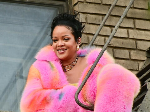 ريهانا بإطلالة مثيرة باللانجوري الأسود خلال حفل عرض  Savage X Fenty في نيويورك!
