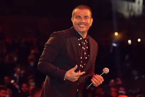 عمرو دياب يثير الجدل بظهوره مع فتاة جميلة.. ويكتفي بالتعليق 