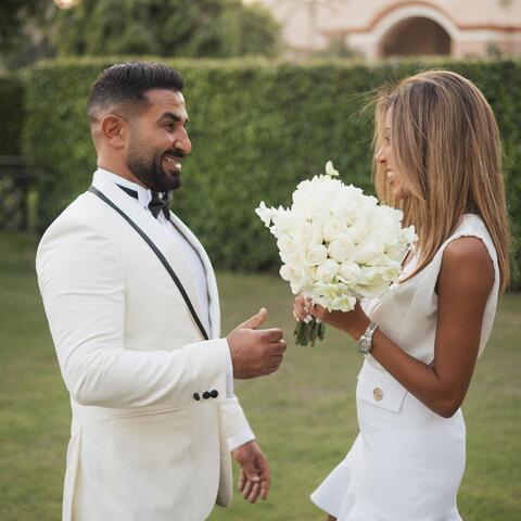 زوجة أحمد سعد تقبل يده على الهواء مباشرةً.. والجمهور 