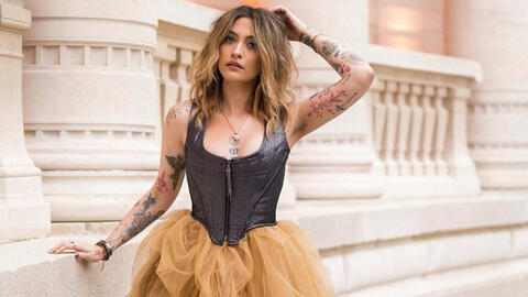 Paris Jackson Rocks a Gorgeous Outfit at People's Choice Awards