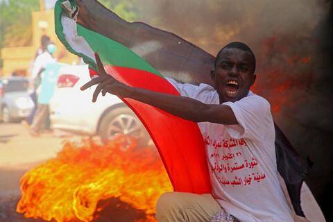 البرهان يحل مجلسي السيادة والوزراء ويعد السودانيين بالحرية والرفاهية