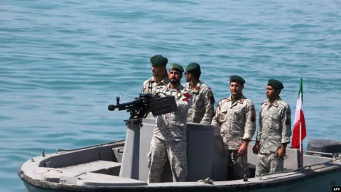 ايران تنفي ضلوعها وصحيفة خامنئي تقر بتفجير السفينة الاسرائيلية