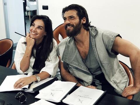 جان يامان يثير غضب المتابعين.. علاقة رومانسية مع نجمة مرتبطة!