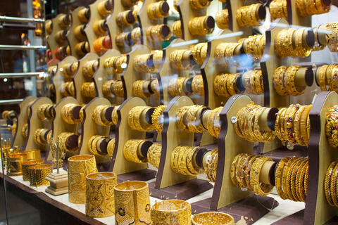 الذهب يرتفع وسط انخفاض الدولار