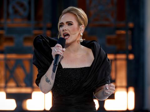 أديل تتسبب بإيقاف مقدّم برامج عن عمله بتهمة الاساءة.. أهانها بألبومها الجديد!