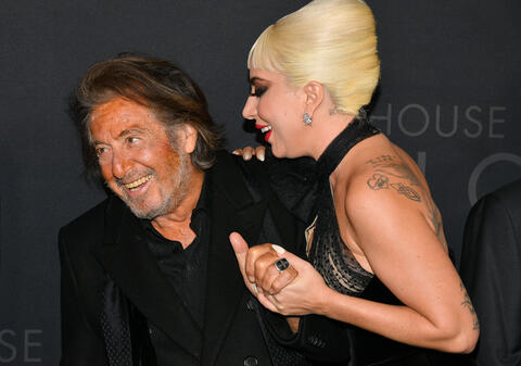 ليدي غاغا تحتضن ال باتشينو وتتحسس جسده في العرض الأول لفيلمهما ... وتهاجم صحفي من اجله