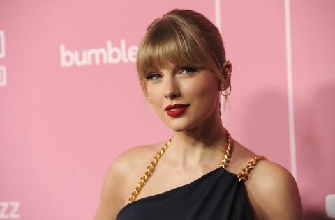 بعد مرور 8 سنوات.. جينيفر لوبيز تحتفل بذكرى عرضها الكبير لأغنية Jenny from the Block مع تايلور سويفت!
