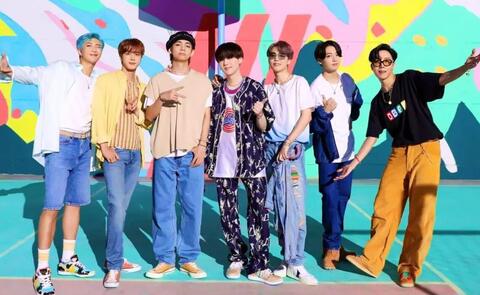 فرقة BTS تصنع التاريخ على قائمة Apple Music.. وتتفوق على آريانا غراندي