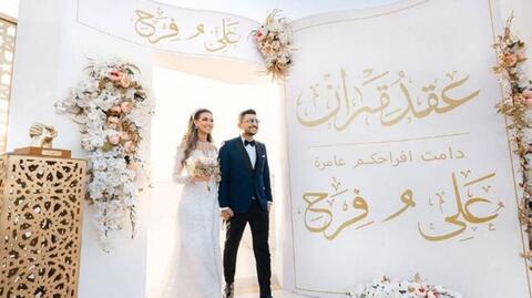 علي غزلان وزوجته يحتفلان بالحنَّة على الطريقة الصعيدية والهندية
